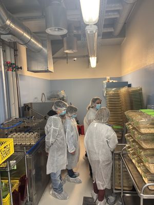 Bild von Menschen in Laborkitteln an Veranstaltung für Kinder an UNIL