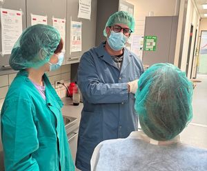 Studierende besuchen Tierhaltungen für nichtmenschliche Primaten an der UNIFR