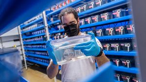 Neurobiologe Stephan Neuhauss setzt Zebrafische als Modellorganismen ein, um grundlegende biologische Prozesse wie die Augenentwicklung sowie Krankheiten von Sehapparat und Gehirn zu erforschen.