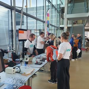Kinder besuchen Stand am Scientastic Festival